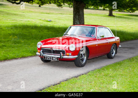 Anni '1973 70 e '70 Red MGB. 1970s (MG B-GT) al Leighton Hall Classic Car Rally, Carnforth, Lancashire, Regno Unito.luglio 2016. L'annuale rally di auto d'epoca si svolge presso la magnifica Leighton Hall a Carnforth nel Lancashire. Auto sportive classiche britanniche, dalle MG alle muscle car americane come le Dodge Vipers e le Ford Mustang. L'evento per gli spettatori ha attirato migliaia di visitatori in questa zona panoramica del paese, sulla costa nord-occidentale dell'Inghilterra. Foto Stock