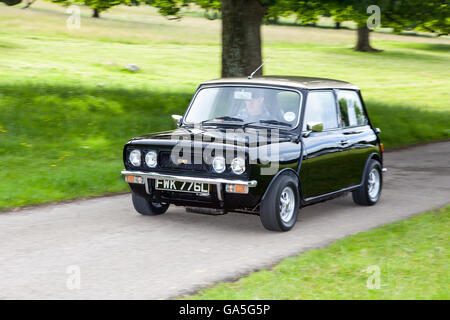 1972 Austin Mini Clubman a Leighton Hall Classic auto da rally, Carnforth, Lancashire, Regno Unito. 3 Luglio, 2016. L annuale classic car rally avviene presso la magnifica Leighton Hall a Carnforth in Lancashire. British classic auto sportive che spaziano da MG per vetture americane muscolare come la Dodge Viper & Ford Mustang. Lo spettatore con la manifestazione ha attirato migliaia di visitatori di questo scenic parte del paese sulla costa nord ovest dell'Inghilterra. Credito: Cernan Elias/Alamy Live News Foto Stock