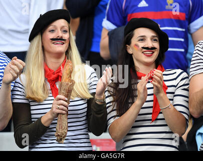 Saint-Denis, Francia. 03 Luglio, 2016. I sostenitori della Francia prima della UEFA EURO 2016 quarto di finale di partita di calcio tra la Francia e l'Islanda allo Stade de France in Saint-Denis, Francia, 03 luglio 2016. Foto: Peter Kneffel/dpa/Alamy Live News Foto Stock