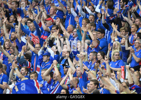 Saint-Denis, Francia. 03 Luglio, 2016. I sostenitori di Islanda prima di UEFA EURO 2016 quarto di finale di partita di calcio tra la Francia e l'Islanda allo Stade de France in Saint-Denis, Francia, 03 luglio 2016. Foto: Peter Kneffel/dpa/Alamy Live News Foto Stock