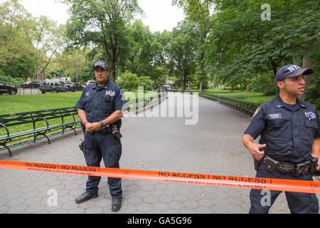 New York, Stati Uniti d'America. 3 Luglio, 2016. Cavalletto di polizia di guardia al Central Park di New York, gli Stati Uniti, il 3 luglio 2016. Una esplosione avvenuto inizio Domenica al Central Park di New York, lasciando un uomo gravemente ferito. Credito: Li Changxiang/Xinhua/Alamy Live News Foto Stock