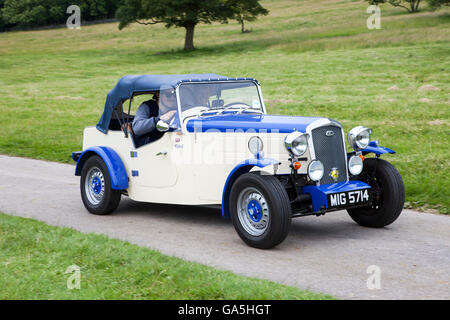 JC Midge è una mano costruire auto cioè un "piano E" modello di vettura progettata da John Cowperthwaite visto a Leighton Hall Classic auto da rally, Carnforth, Lancashire, Regno Unito. 3 Luglio, 2016. L annuale classic car rally avviene presso la magnifica Leighton Hall a Carnforth in Lancashire. British classic auto sportive che spaziano da MG per vetture americane muscolare come la Dodge Viper & Ford Mustang. Lo spettatore con la manifestazione ha attirato migliaia di visitatori di questo scenic parte del paese sulla costa nord ovest dell'Inghilterra. Credito: Cernan Elias/Alamy Live News Foto Stock