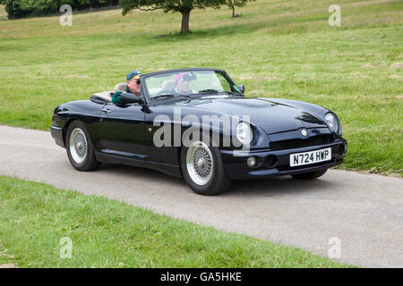 1995 mg RV8 a Leighton Hall Classic auto da rally, Carnforth, Lancashire, Regno Unito. 3 Luglio, 2016. L annuale classic car rally avviene presso la magnifica Leighton Hall a Carnforth in Lancashire. British classic auto sportive che spaziano da MG per vetture americane muscolare come la Dodge Viper & Ford Mustang. Lo spettatore con la manifestazione ha attirato migliaia di visitatori di questo scenic parte del paese sulla costa nord ovest dell'Inghilterra. Credito: Cernan Elias/Alamy Live News Foto Stock