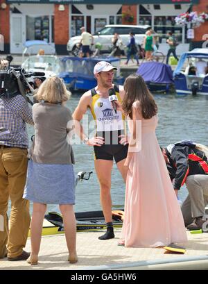 Henley-on-Thames, Regno Unito. 3 Luglio, 2016. Premere il tasto surround Hannes Obreno del Belgio che ha causato un ammortizzatore nella sfida di Diamante skiff a Henley Royal Regatta battendo il favorito Mahe Drysdale le cui speranze sono tratteggiate di uguagliare Mackenzie Stuart il record di sei Diamond sfida Scull wins.Copyright Gary Blake/Alamy Live News Foto Stock