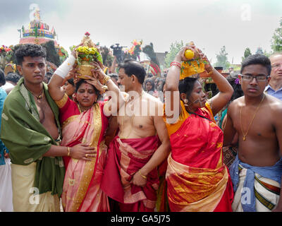 Le donne con offerte, Sri Kamadchi-Ampal prete del Tempio Sri Siva Arumugam Paskarakurukkal, il più grande tempio Dravida Europa, tempio indù, festival tempio in onore della dea Kamakshi, Hamm, la zona della Ruhr, Germania r, Europa Foto Stock