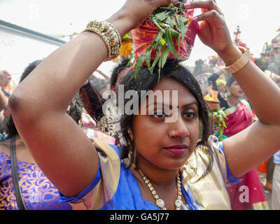 Le donne con offerte, Sri Kamadchi-Ampal prete del Tempio Sri Siva Arumugam Paskarakurukkal, il più grande tempio Dravida Europa, tempio indù, festival tempio in onore della dea Kamakshi, Hamm, la zona della Ruhr, Germania r, Europa Foto Stock