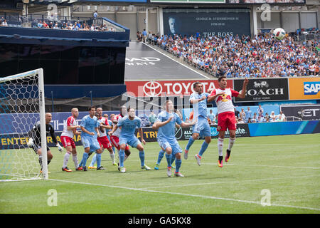 New York, Stati Uniti d'America. 3 Luglio, 2016. NYC FC giocatori difendere MLS durante la partita di calcio contro New York Red Bulls allo Yankee Stadium di New York ha vinto FC 2 - 0 Credito: lev radin/Alamy Live News Foto Stock