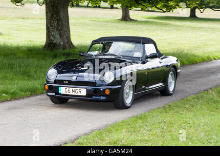 1995 mg RV8 a Leighton Hall Classic auto da rally, Carnforth, Lancashire, Regno Unito. 3 Luglio, 2016. L annuale classic car rally avviene presso la magnifica Leighton Hall a Carnforth in Lancashire. British classic auto sportive che spaziano da MG per vetture americane muscolare come la Dodge Viper & Ford Mustang. Lo spettatore con la manifestazione ha attirato migliaia di visitatori di questo scenic parte del paese sulla costa nord ovest dell'Inghilterra. Credito: Cernan Elias/Alamy Live News Foto Stock