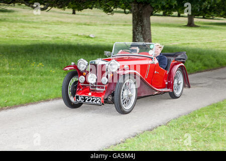 1934 Rosso modello Mg pa a Leighton Hall Classic auto da rally, Carnforth, Lancashire, Regno Unito. 3 Luglio, 2016. L annuale classic car rally avviene presso la magnifica Leighton Hall a Carnforth in Lancashire. British classic auto sportive che spaziano da MG per vetture americane muscolare come la Dodge Viper & Ford Mustang. Lo spettatore con la manifestazione ha attirato migliaia di visitatori di questo scenic parte del paese sulla costa nord ovest dell'Inghilterra. Credito: Cernan Elias/Alamy Live News Foto Stock