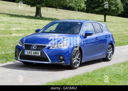 Blue Lexus CT sport a Leighton Hall Classic auto da rally, Carnforth, Lancashire, Regno Unito. 3 Luglio, 2016. L annuale classic car rally avviene presso la magnifica Leighton Hall a Carnforth in Lancashire. Lo spettatore con la manifestazione ha attirato migliaia di visitatori di questo scenic parte del paese sulla costa nord ovest dell'Inghilterra. Credito: Cernan Elias/Alamy Live News Foto Stock