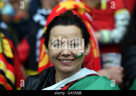 Villeneuve d'Ascq, Lille, Francia. 1 Luglio, 2016. I fan del Galles (WAL) Calcio/Calcetto : UEFA EURO 2016 Quarti di finale di match tra Galles 3-1 Belgio a Stade Pierre-Mauroy in Villeneuve d'Ascq, Lille, Francia . © aicfoto/AFLO/Alamy Live News Foto Stock