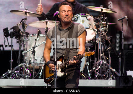 Milano Italia. 03Th Luglio 2016. Il rock americano leggendario Bruce Springsteen suona dal vivo sul palco allo Stadio San Siro durante la 'Gita sul fiume 2016' Credit: Rodolfo Sassano/Alamy Live News Foto Stock