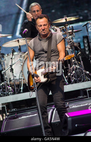 Milano Italia. 03Th Luglio 2016. Il rock americano leggendario Bruce Springsteen suona dal vivo sul palco allo Stadio San Siro durante la 'Gita sul fiume 2016' Credit: Rodolfo Sassano/Alamy Live News Foto Stock