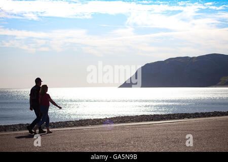 Per coloro che vogliono concedersi una passeggiata mattutina nel sole estivo lungo la promenade a popolare cittadina turistica di Llandudno, Galles del Nord, Regno Unito Foto Stock