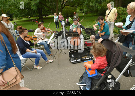 Karlovy Vary, Repubblica Ceca. 03 Luglio, 2016. Atmosfera durante la cinquantunesima Karlovy Vary Film Festival Internazionale di Karlovy Vary, Repubblica Ceca, 3 luglio 2016. © Slavomir Kubes/CTK foto/Alamy Live News Foto Stock