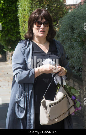 Londra, Regno Unito. 3 Luglio, 2016. Daily Mail columnist e moglie di Tory Leadership speranzoso Sarah Vine arriva a casa la domenica mattina come suo marito appare sul Andrew Marr Show. Credito: Paolo Davey/Alamy Live News Foto Stock