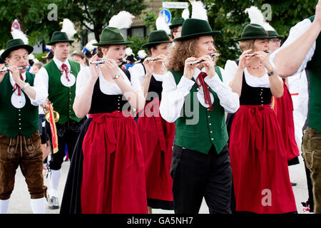 A Garching, Germania. 3 Luglio, 2016. Una banda di flauto in costume bavarese presso la tradizionale sfilata di clubs, bande e associazioni di Garching, universitary paesino a pochi chilometri a nord di Monaco di Baviera Credito: Luisa Fumi/Alamy Live News Foto Stock