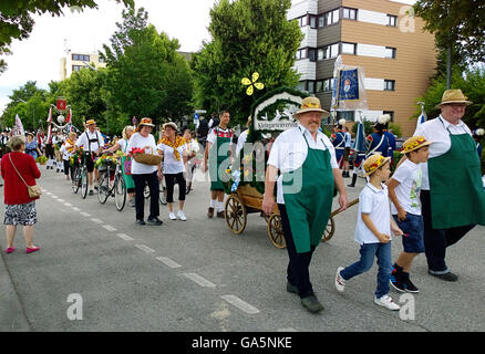 A Garching, Germania. 3 Luglio, 2016. La comunità giardino club presso la tradizionale sfilata di clubs, bande e associazioni di Garching, universitary paesino a pochi chilometri a nord di Monaco di Baviera Foto Stock