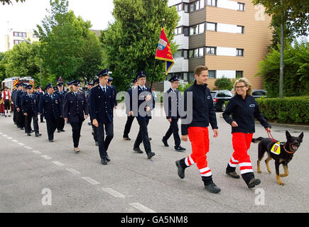 A Garching, Germania. 3 Luglio, 2016. Il sistema volontario di vigili del fuoco presso la tradizionale sfilata di clubs, bande e associazioni di Garching, universitary paesino a pochi chilometri a nord di Monaco di Baviera Foto Stock