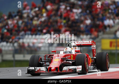 Spielberg, Austria. 03 Luglio, 2016. Motorsports: FIA Formula One World Championship 2016, il Grand Prix di Austria, #5 Sebastian Vettel (GER, la Scuderia Ferrari), © dpa/Alamy Live News Foto Stock