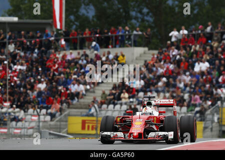 Spielberg, Austria. 03 Luglio, 2016. Motorsports: FIA Formula One World Championship 2016, il Grand Prix di Austria, #5 Sebastian Vettel (GER, la Scuderia Ferrari), © dpa/Alamy Live News Foto Stock