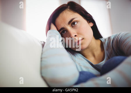 Grave donna a casa Foto Stock