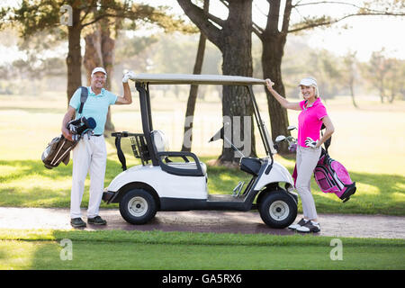 Ritratto di sorridente golfista matura matura Foto Stock