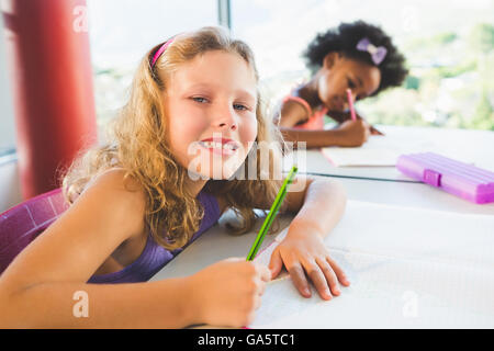 Ritratto di ragazza facendo i compiti in classe Foto Stock
