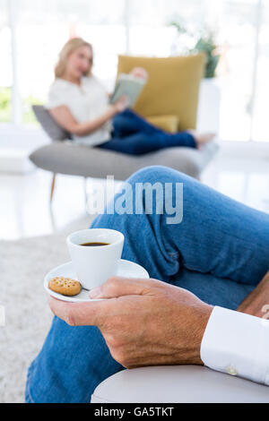 Sezione mediana dell'uomo avente la colazione a casa Foto Stock