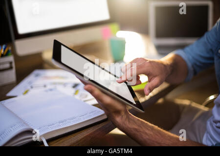 Immagine ritagliata di imprenditore con tavoletta digitale Foto Stock