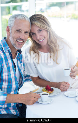 Felice Coppia matura azienda tazza da caffè Foto Stock