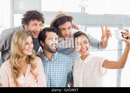 Gruppo di amici prendendo un selfie Foto Stock