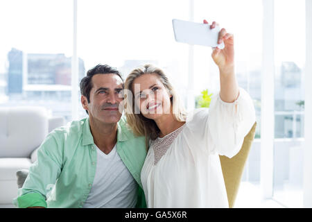 Giovane tenendo selfie sul lettino Foto Stock