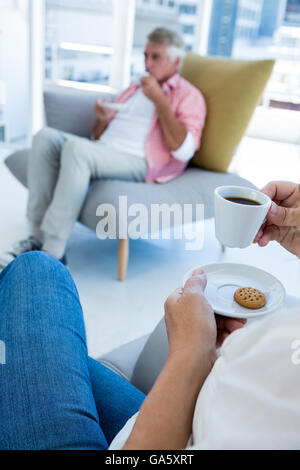 Sezione mediana della donna con la prima colazione a casa Foto Stock