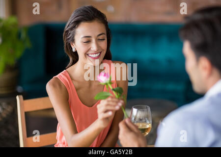 L uomo dando una rosa rossa per donna Foto Stock