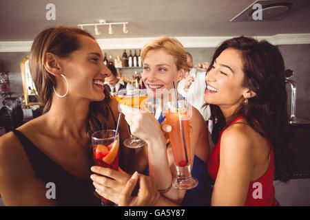 Happy amici di sesso femminile tenendo un bicchiere di cocktail Foto Stock