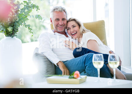 Romantica felice coppia matura seduta sulla poltrona Foto Stock