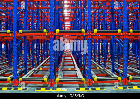 Magazzino di stoccaggio, scaffalature, metallo, pallet sistemi di scaffalatura Foto Stock