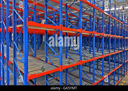 Magazzino di stoccaggio, scaffalature, metallo, pallet sistemi di scaffalatura Foto Stock