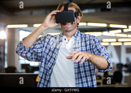 Imprenditore creativo utilizzando la realtà virtuale simulator Foto Stock