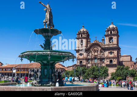 La Chiesa Gesuita e la fontana Pachacuti nella Plaza de Armas, Cusco, Perù Foto Stock
