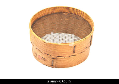 Vecchio crivello in legno per la farina isolato su bianco Foto Stock