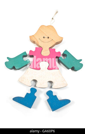 Colorate ragazza di legno i pezzi del puzzle isolato su bianco Foto Stock