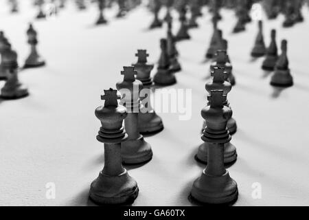 Casuale di pezzi di scacchi, in bianco e nero Foto Stock