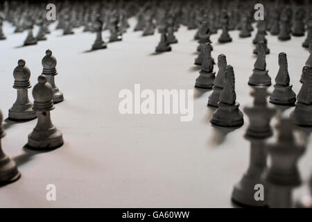 Una partita di scacchi pezzi impostati casualmente. In bianco e nero Foto Stock