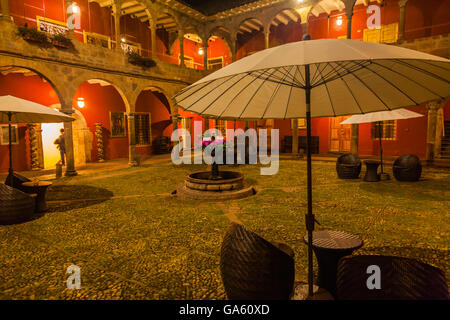 Immagine notturna delle colonne e del cortile di Picoaga mansion in Cusco; ora uno dei principali hotel Foto Stock