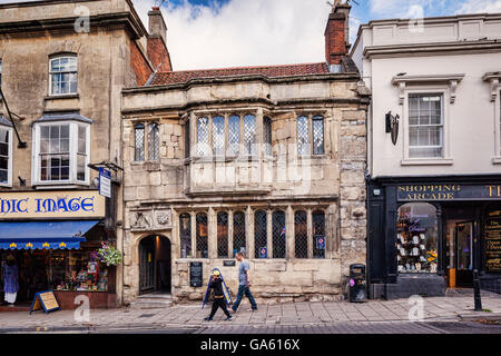 Il Tribunale, una quattrocentesca casa di mercanti in High Street, Glastonbury, Somerset, Regno Unito. Foto Stock