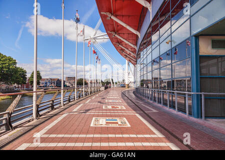 Cardiff, Galles: 27 giugno 2016 - Il Boardwalk, Millennium Stadium e il fiume Taff. Foto Stock