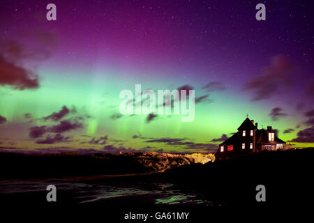 L'Aurora Boreale illumina il cielo notturno su Beadnell Bay in Northumberland Foto Stock