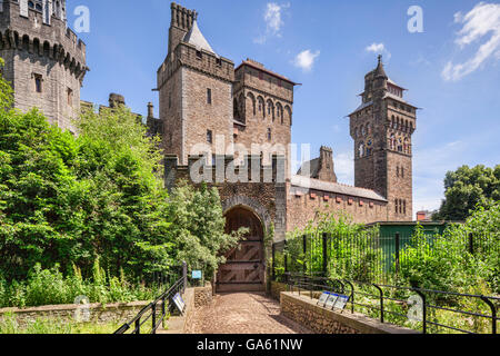 Cardiff, Galles: 27 giugno 2016 - Castello di Cardiff da Bute Park. Foto Stock